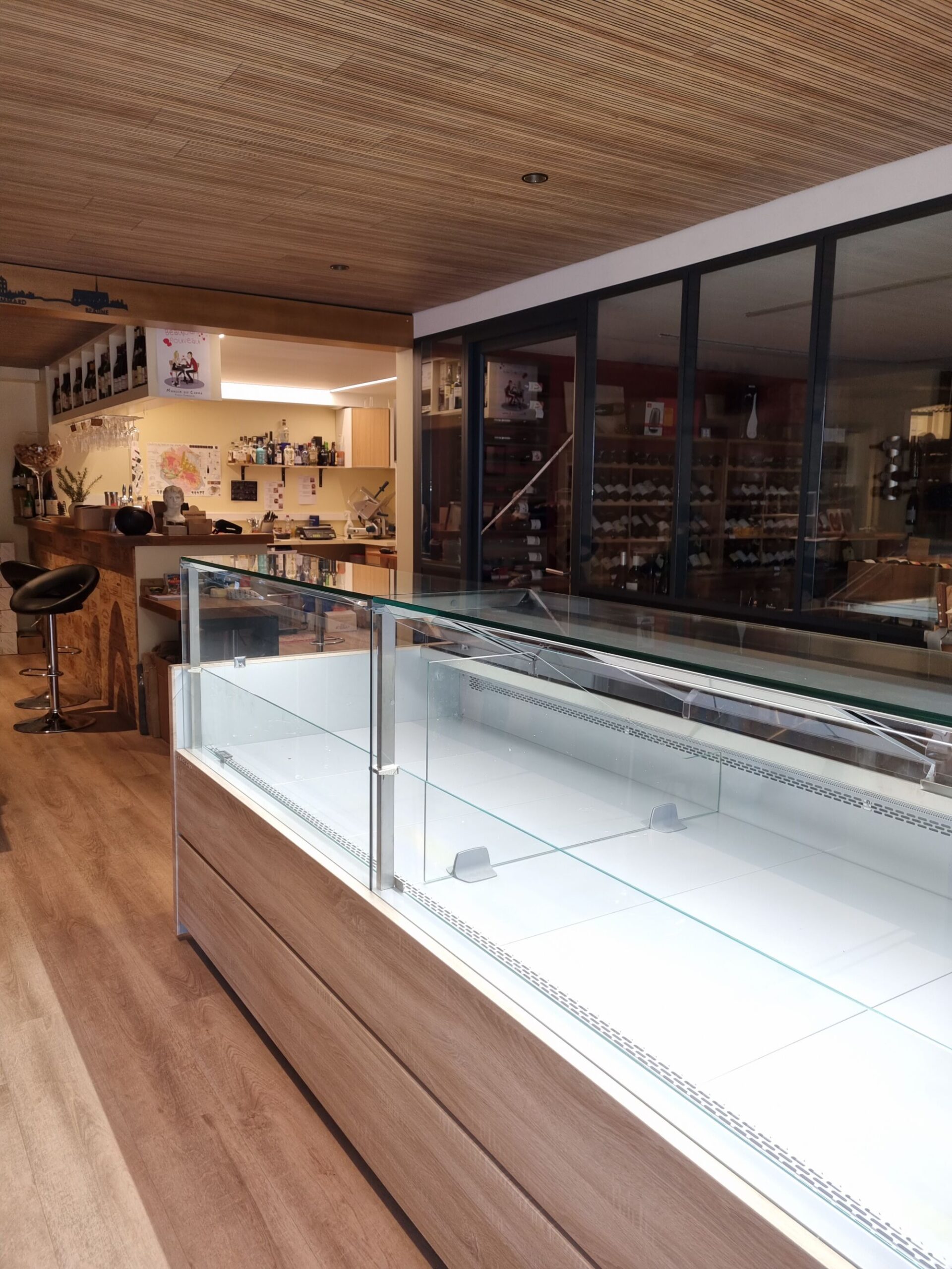 Mise en place d’une vitrine r&eacute;frig&eacute;r&eacute;e Illzach